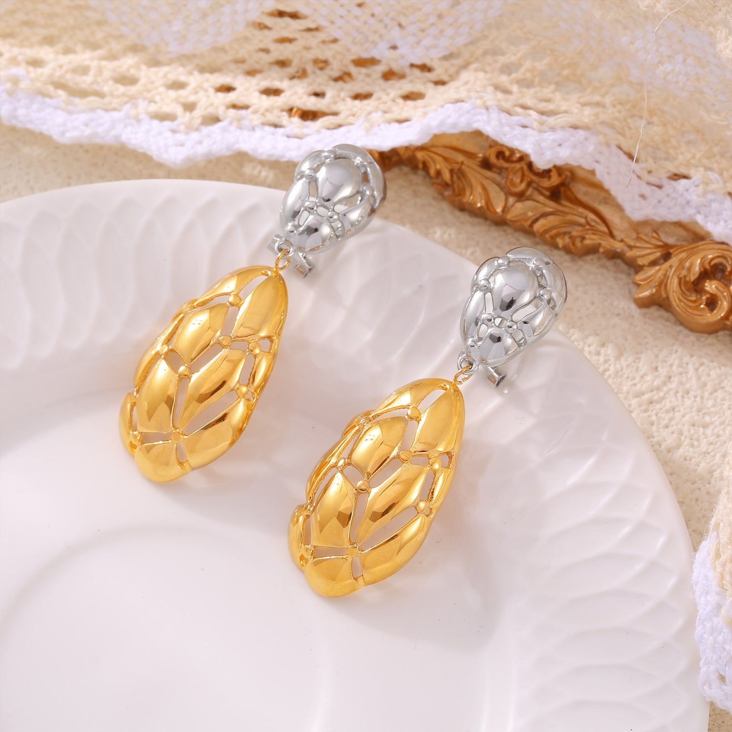 New Irregular Color Matching Oval Hollow Earrings for Women Titanium Steel Plated 18k Gold Personalized Retro Earrings