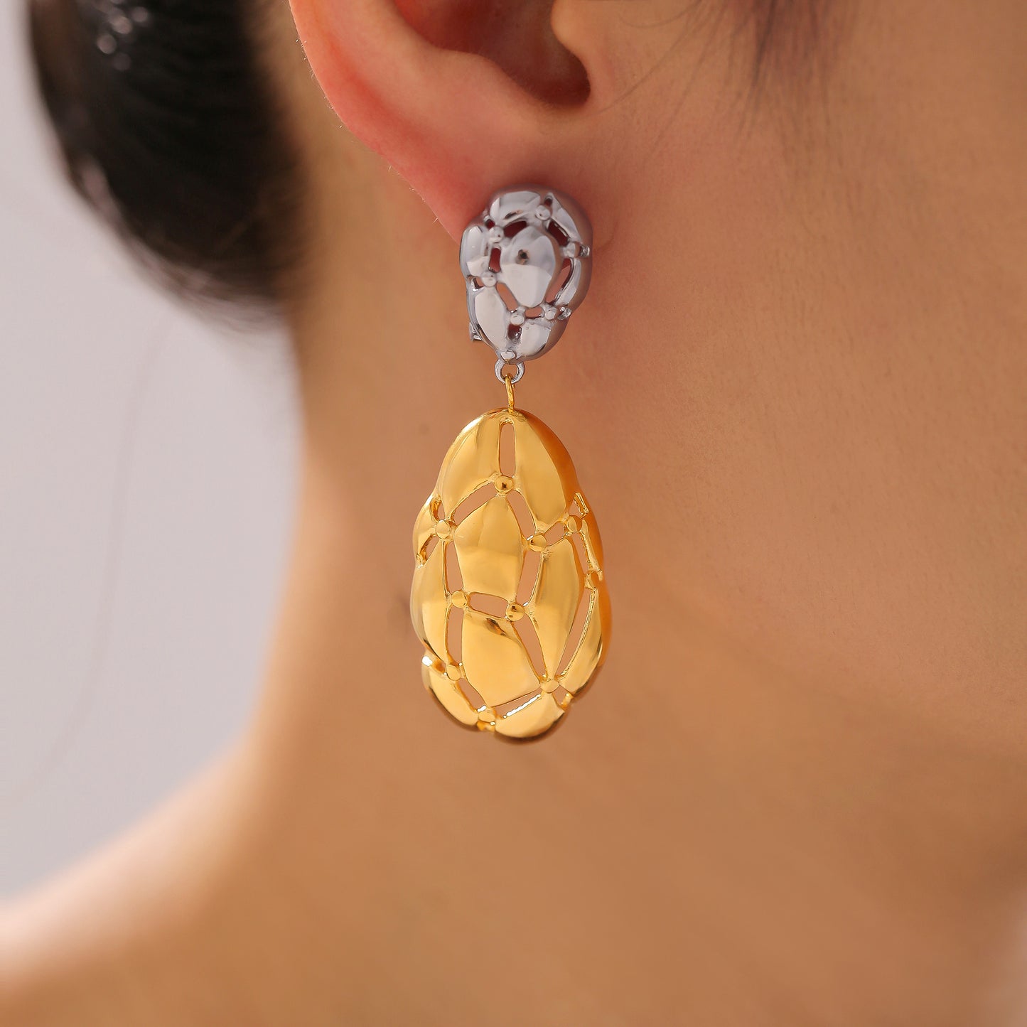 New Irregular Color Matching Oval Hollow Earrings for Women Titanium Steel Plated 18k Gold Personalized Retro Earrings