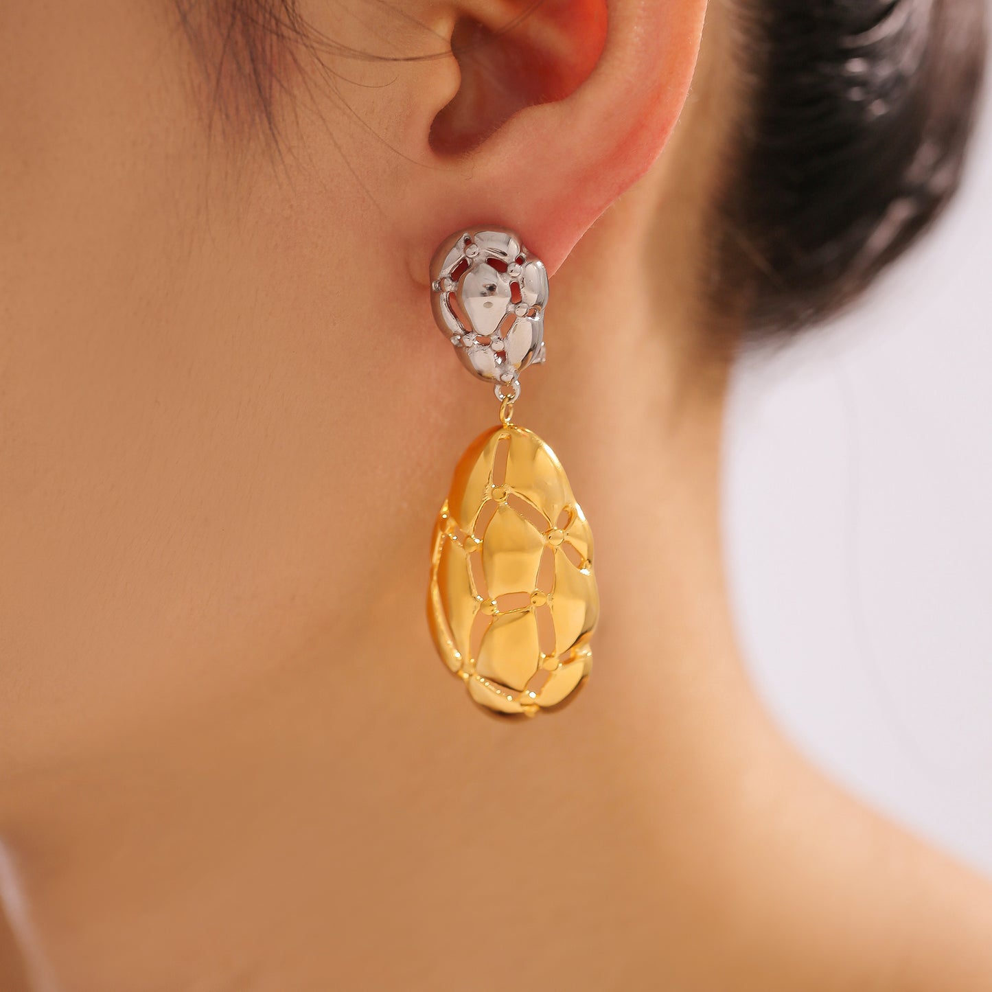 New Irregular Color Matching Oval Hollow Earrings for Women Titanium Steel Plated 18k Gold Personalized Retro Earrings